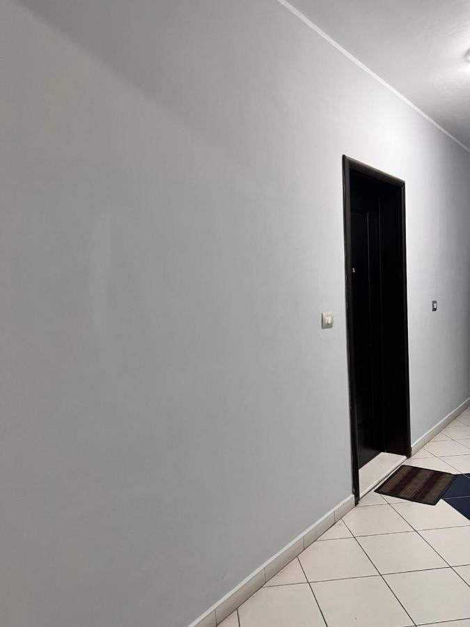 Comfy Apartament Appartamento Vlorë Esterno foto